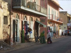 Saint-Louis- Crise malienne:  "Fouilles corporelles" et contrôles électroniques devant des lieux abritant des Occidentaux.