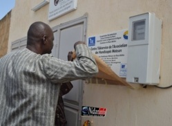 Le maire de Ross-Béthio, inaugurant le Cyber Center Baobab de l’association des handicapés moteurs.