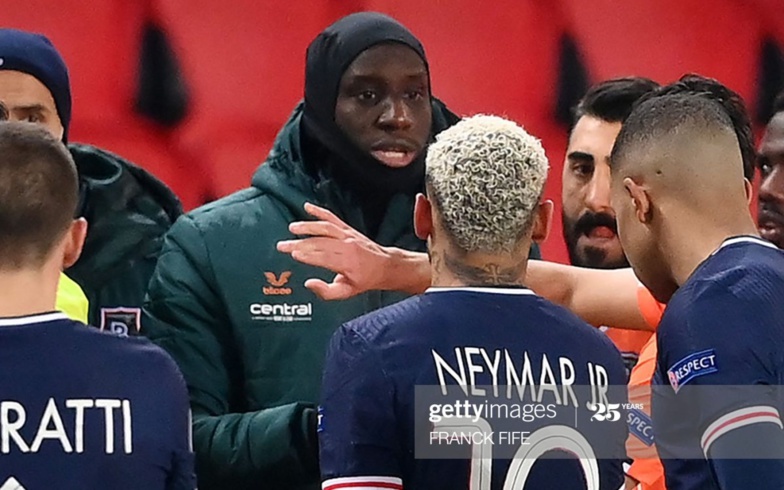 Il a dit “non” au racisme: l’engagement sans faille de Demba Ba, héros de la soirée Il a dit “non” au racisme: l’engagement sans faille de Demba Ba, héros de la soirée