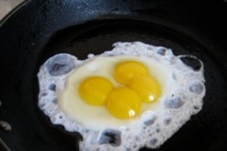 Le jaune d’œuf aussi nocif que le tabac pour les artères Le jaune d’œuf aussi nocif que le tabac pour les artères