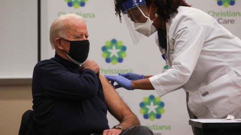 Le président élu Joe Biden reçoit une dose de vaccin contre le Covid-19 dans un hôpital de Newark, dans son État du Delaware, le 21 décembre 2020. © Leah Millis, Reuters