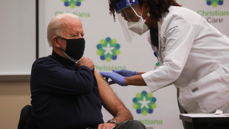 Le président élu Joe Biden reçoit une dose de vaccin contre le Covid-19 dans un hôpital de Newark, dans son État du Delaware, le 21 décembre 2020. © Leah Millis, Reuters Le président élu Joe Biden reçoit une dose de vaccin contre le Covid-19 dans un hôpital de Newark, dans son État du Delaware, le 21 décembre 2020. © Leah Millis, Reuters