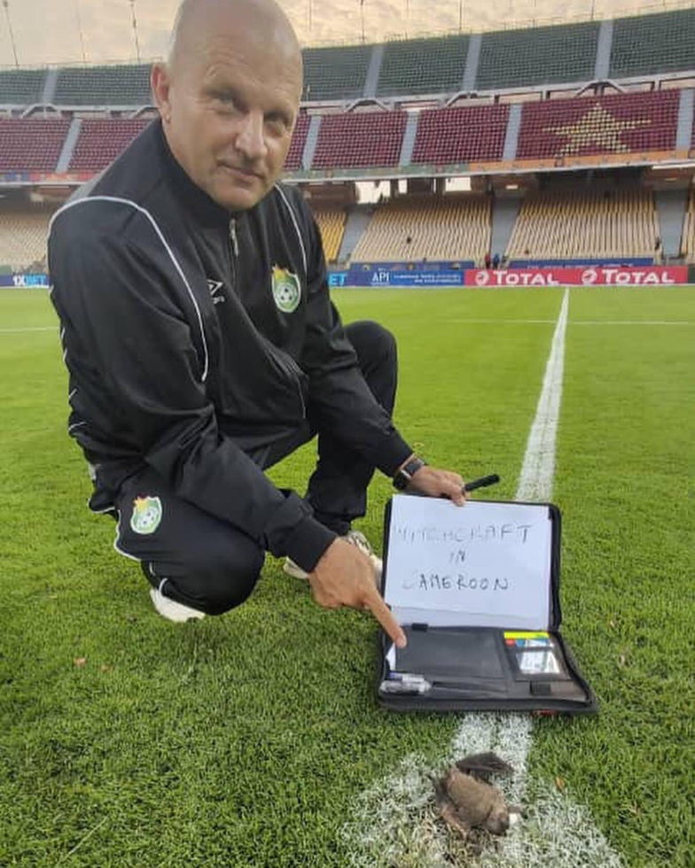 Le coach du Zimbabwe, le Croate Zdravko Logarusic, a découvert au centre du stade Ahmadou Ahidjo de Yaoundé, une chauve-souris morte.