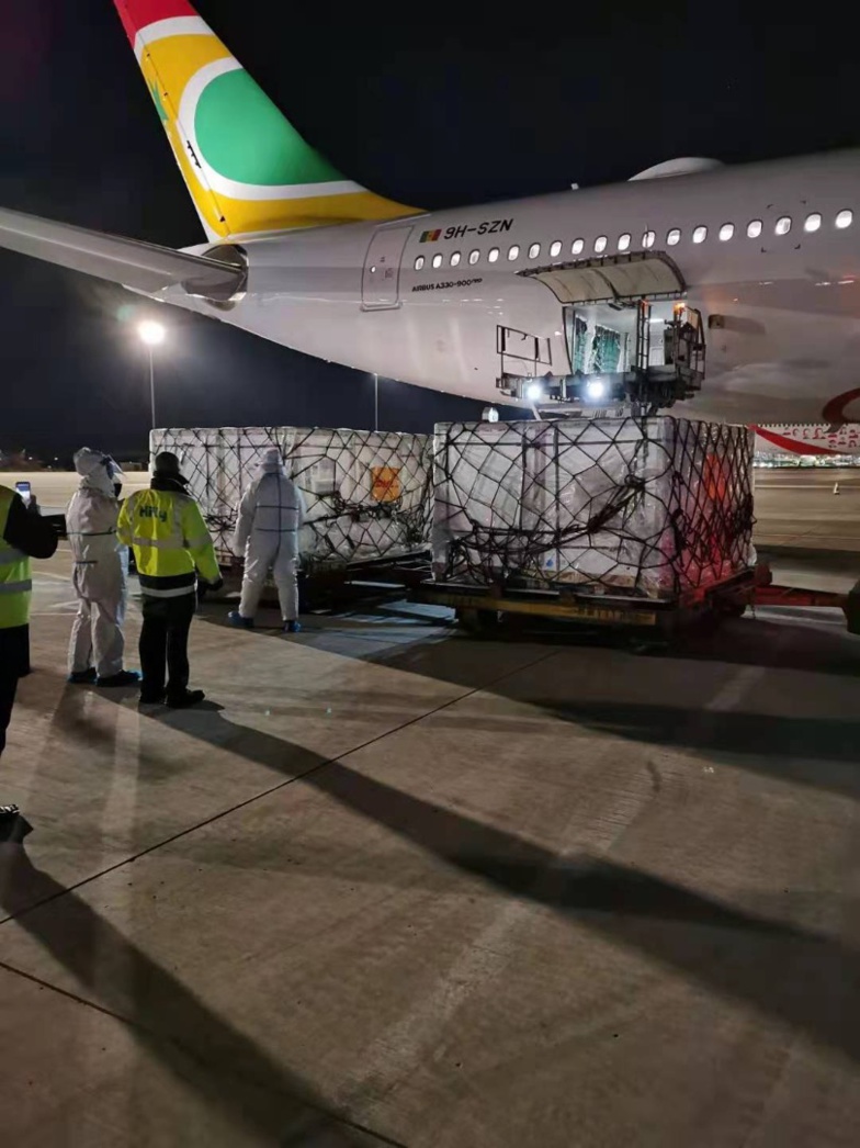 Le convoi de vaccins contre la Covid-19 en route pour le Sénégal (photos)