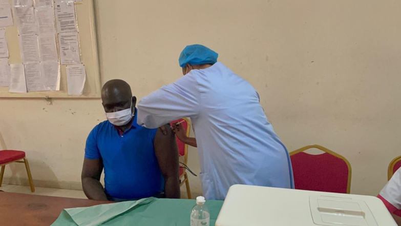 Covid-19 : Après avoir pris sa première dose, Faly SECK invite le WALO à se vacciner massivement Covid-19 : Après avoir pris sa première dose, Faly SECK invite le WALO à se vacciner massivement