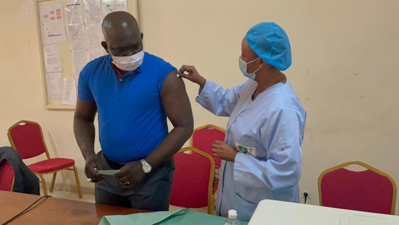 Covid-19 : Après avoir pris sa première dose, Faly SECK invite le WALO à se vacciner massivement Covid-19 : Après avoir pris sa première dose, Faly SECK invite le WALO à se vacciner massivement