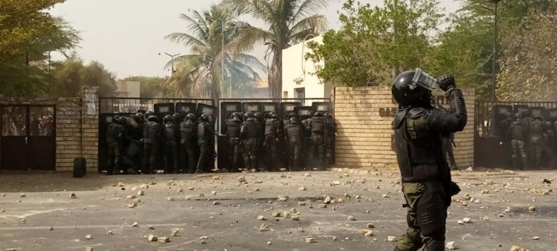 Arrestation d’Ousmane SONKO : nouvelle journée de tensions à l’UGB Arrestation d’Ousmane SONKO : nouvelle journée de tensions à l’UGB