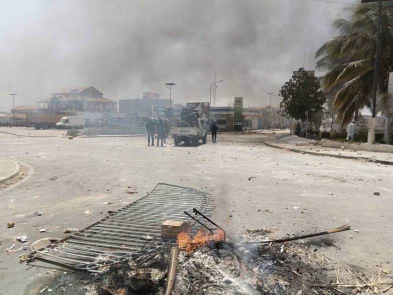 PHOTOS | Saint-Louis sous haute tension. Le siège de l'APR saccagé