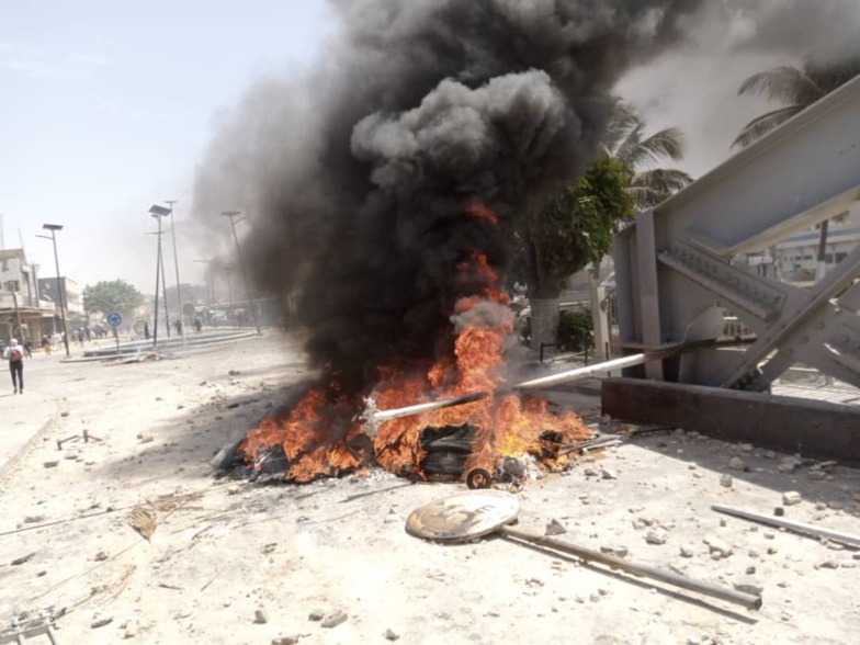 PHOTOS | Saint-Louis sous haute tension. Le siège de l'APR saccagé PHOTOS | Saint-Louis sous haute tension. Le siège de l'APR saccagé