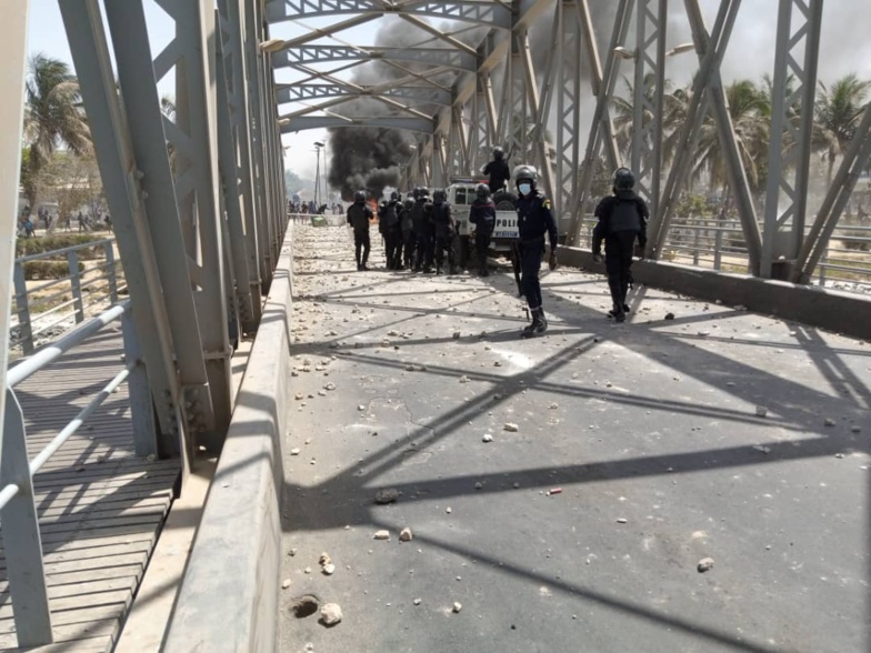 PHOTOS | Saint-Louis sous haute tension. Le siège de l'APR saccagé PHOTOS | Saint-Louis sous haute tension. Le siège de l'APR saccagé
