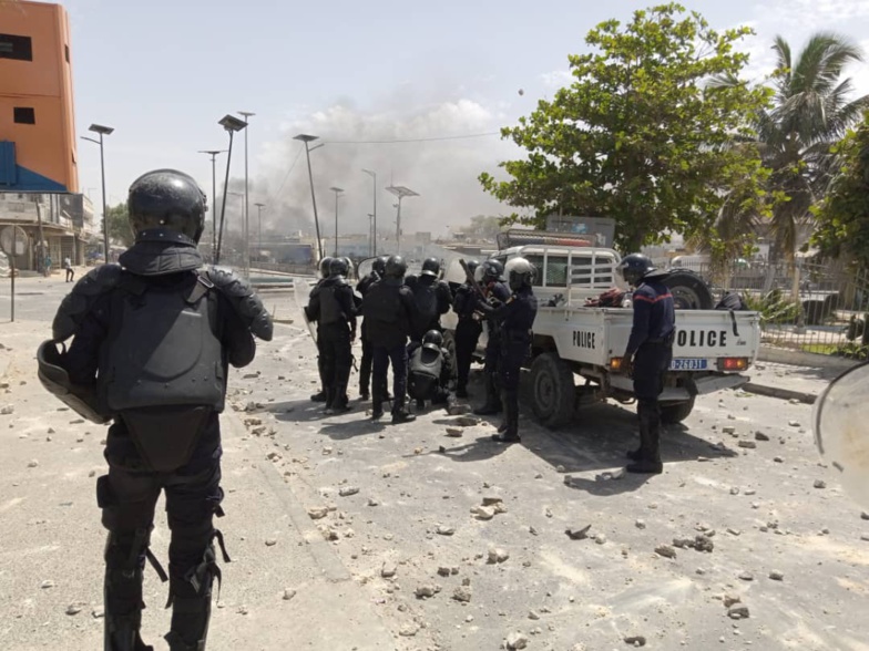 PHOTOS | Saint-Louis sous haute tension. Le siège de l'APR saccagé PHOTOS | Saint-Louis sous haute tension. Le siège de l'APR saccagé