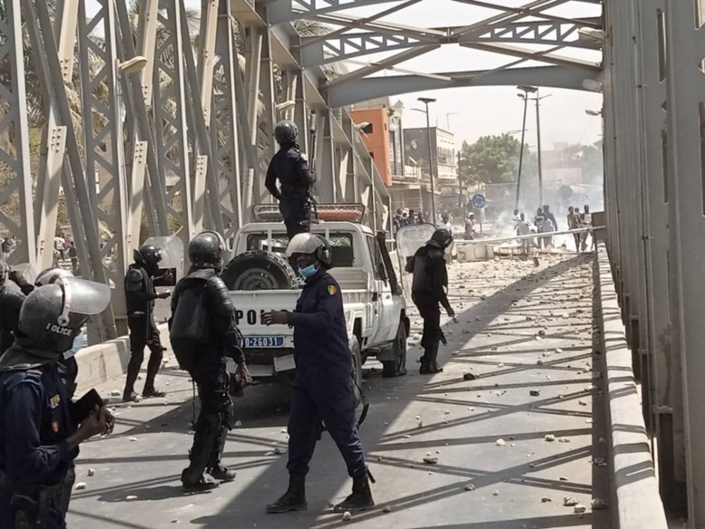 PHOTOS | Saint-Louis sous haute tension. Le siège de l'APR saccagé PHOTOS | Saint-Louis sous haute tension. Le siège de l'APR saccagé