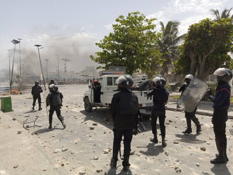 PHOTOS | Saint-Louis sous haute tension. Le siège de l'APR saccagé PHOTOS | Saint-Louis sous haute tension. Le siège de l'APR saccagé