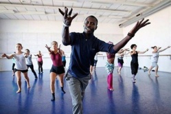 Le saint-louisien Ciré Bèye dans ses cours de danse. Le saint-louisien Ciré Bèye dans ses cours de danse.