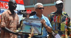 Les responsables de la ligue régionale de cyclisme remettant un présent à Pierre Valeri, président de Transfert. Les responsables de la ligue régionale de cyclisme remettant un présent à Pierre Valeri, président de Transfert.