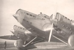 1933 : l'Arc-en-ciel prenanait son envol à Saint-Louis pour poser à Francazal. 1933 : l'Arc-en-ciel prenanait son envol à Saint-Louis pour poser à Francazal.