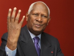 Abdou Diouf parle de son enfance à Saint-Louis : ‘’ C’est dans cette ville que j’ai appris à lire et à écrire’’. Abdou Diouf parle de son enfance à Saint-Louis : ‘’ C’est dans cette ville que j’ai appris à lire et à écrire’’.