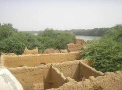 La mosquée de Donaye et des ruines de maisons en banco situées sur la bute qui domine le fleuve, là où les anciens construisaient leurs maisons, à l’abri des crues du fleuve. Aujourd’hui abandonnées, ces maisons fondent petit à petit et menacent malheureusement de disparaître.