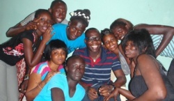 Abdou Guité Seck encourage les Copinarts. Abdou Guité Seck encourage les Copinarts.