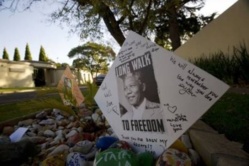 Mandela a passé une troisième nuit à l'hôpital, l'Afrique du Sud prie Mandela a passé une troisième nuit à l'hôpital, l'Afrique du Sud prie