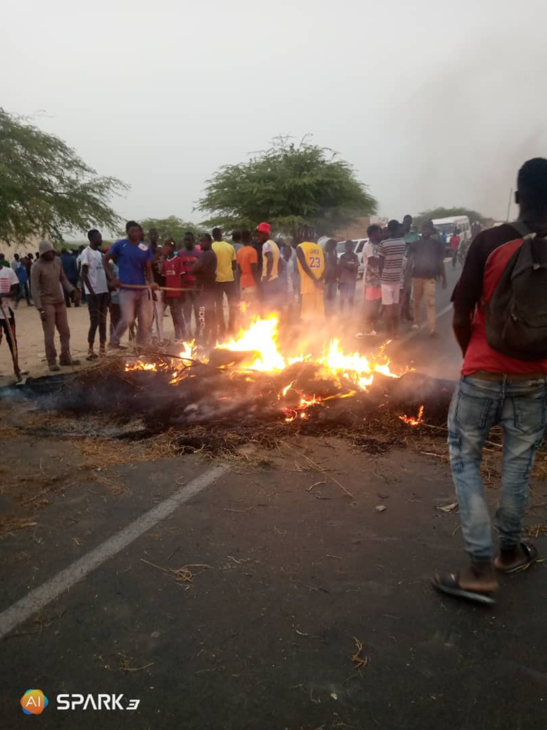 - Direct - Accident mortel à Bari Diam : les populations bloquent la RN2 (vidéo-Photos) - Direct - Accident mortel à Bari Diam : les populations bloquent la RN2 (vidéo-Photos)