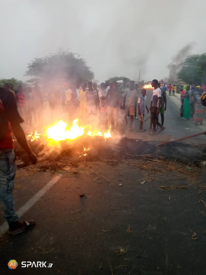- Direct - Accident mortel à Bari Diam : les populations bloquent la RN2 (vidéo-Photos) - Direct - Accident mortel à Bari Diam : les populations bloquent la RN2 (vidéo-Photos)