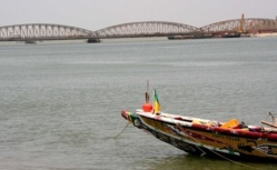Saint- Louis : Un car rapide dans le fleuve. Saint- Louis : Un car rapide dans le fleuve.