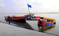 Saint-Louis - Le car dans le fleuve est l'oeuvre de pêcheurs en colère. Saint-Louis - Le car dans le fleuve est l'oeuvre de pêcheurs en colère.