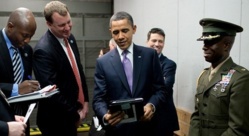 En route vers Dakar, Obama Tweet dans l’Air Force One. En route vers Dakar, Obama Tweet dans l’Air Force One.