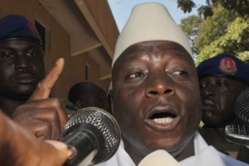 Le président gambien accuse le Sénégal d'offrir l'asile à des opposants.