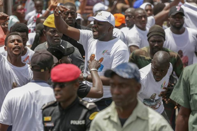 TAS : "Si pour un billet de 2000 FCFA, un sandwich et un t-shirt ils sont capables de faire des kilomètres .... " TAS : "Si pour un billet de 2000 FCFA, un sandwich et un t-shirt ils sont capables de faire des kilomètres .... "