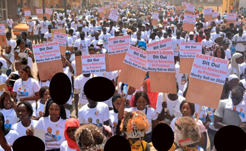 Macky à Saint-Louis : des pancartes du 3e mandat portées par des … enfants Macky à Saint-Louis : des pancartes du 3e mandat portées par des … enfants