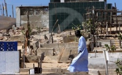 Cimetières de Guet Ndar : Un dame surprise entrain d’enterrer un bébé. Cimetières de Guet Ndar : Un dame surprise entrain d’enterrer un bébé.