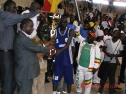 Basket Ball Finale coupe du Sénégal garçons: L’UGB remporte le trophée et file droit vers son premier doublé Basket Ball Finale coupe du Sénégal garçons: L’UGB remporte le trophée et file droit vers son premier doublé