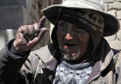Bolivie: le doyen de l'humanité mâche de la coca et fait sa cuisine; Bolivie: le doyen de l'humanité mâche de la coca et fait sa cuisine;