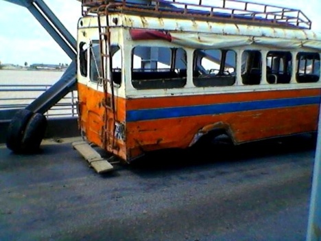 INSOLITE: En pleine circulation sur le pont Faidherbe, le car perd ses roues (Photo) INSOLITE: En pleine circulation sur le pont Faidherbe, le car perd ses roues (Photo)