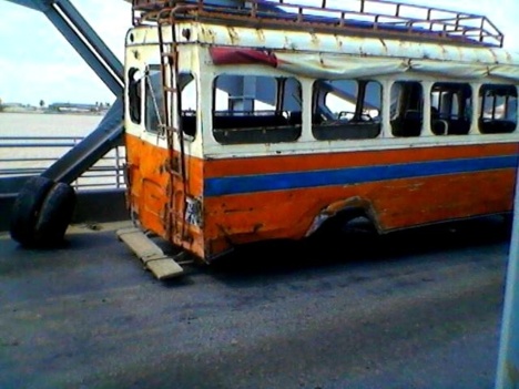 INSOLITE: En pleine circulation sur le pont Faidherbe, le car perd ses roues (Photo)