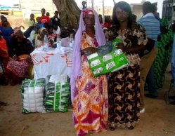 Ndiapaly Niang ( à gauche), la coordonnatrice régionale de Xippi, remettant une moustiquaire à une habitante de Pikine. Ndiapaly Niang ( à gauche), la coordonnatrice régionale de Xippi, remettant une moustiquaire à une habitante de Pikine.