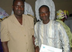 Le responsable de la JERES en compagnie de l'ancien Préfet de Saint-Louis Serigne Mbaye Le responsable de la JERES en compagnie de l'ancien Préfet de Saint-Louis Serigne Mbaye