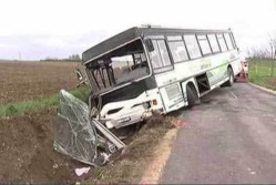 Saint-Louis: Un bus se renverse et fait 2 morts, une vingtaine de blessés. Saint-Louis: Un bus se renverse et fait 2 morts, une vingtaine de blessés.
