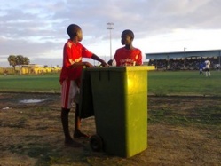 Des enfants de l'école de Foot Ball de la Zone 4 ramassent les sachets plastiques. Source : Dunyaa Navétane