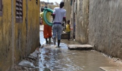 Séquestrées par les eaux de pluie, les populations de Guinaw rails bloquent la circulation. Séquestrées par les eaux de pluie, les populations de Guinaw rails bloquent la circulation.