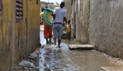 Séquestrées par les eaux de pluie, les populations de Guinaw rails bloquent la circulation.