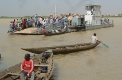 Macky et  Aziz pour la construction du pont de Rosso.