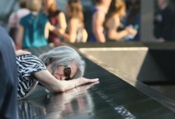 Une femme pleure son fils décédé dans les attentats, à New York, Une femme pleure son fils décédé dans les attentats, à New York,