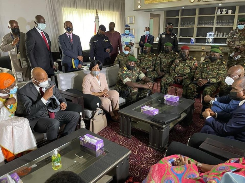 Guinée : " Nous avons vu le président, il va bien", assure la mission de la Cedeao Guinée : " Nous avons vu le président, il va bien", assure la mission de la Cedeao