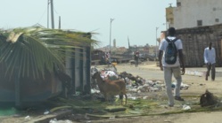 Goxumbathie : des montagnes puantes d’ordures peuplent la berge. Goxumbathie : des montagnes puantes d’ordures peuplent la berge.