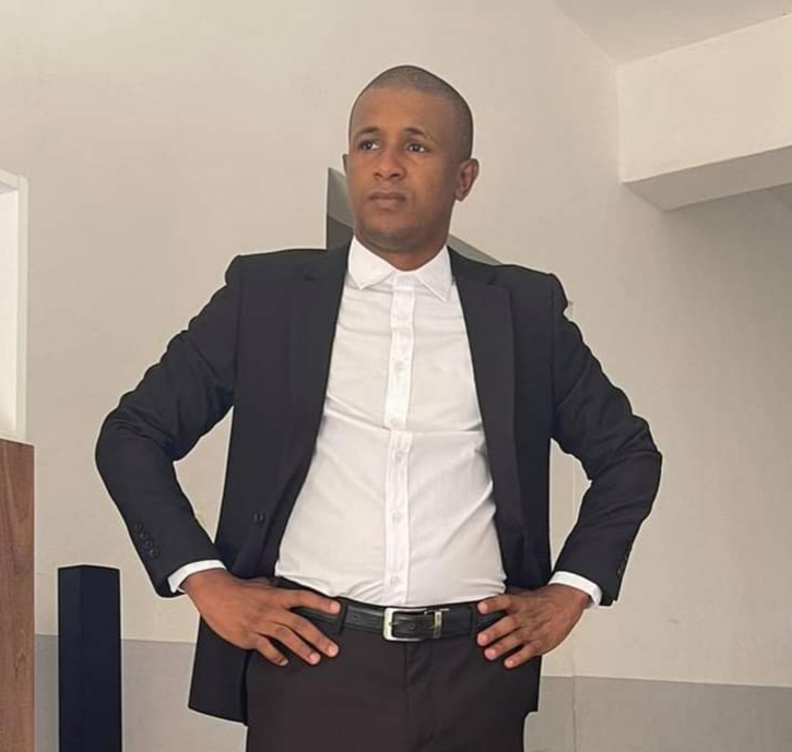 Le "ministre de la défense d’Alpha Condé sur Facebook" arrêté à l’aéroport de Conakry et conduit en prison Le "ministre de la défense d’Alpha Condé sur Facebook" arrêté à l’aéroport de Conakry et conduit en prison
