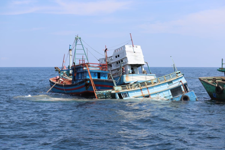 Un bateau de pêche portugais a coulé en face des côtes mauritaniennes Un bateau de pêche portugais a coulé en face des côtes mauritaniennes