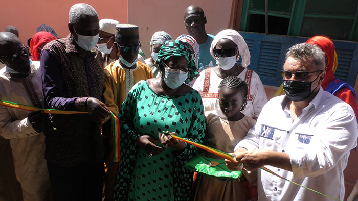 Coupure de ruban de la nouvelle salle de classe de l'école de Mbakhana. De gauche à droite : Jean-Yves REGNIER, DG des GDS, Khoudia MBAYE, maire de GANDON et son adjoint Khalidou B. ACrédit photo : Ndarinfo.com